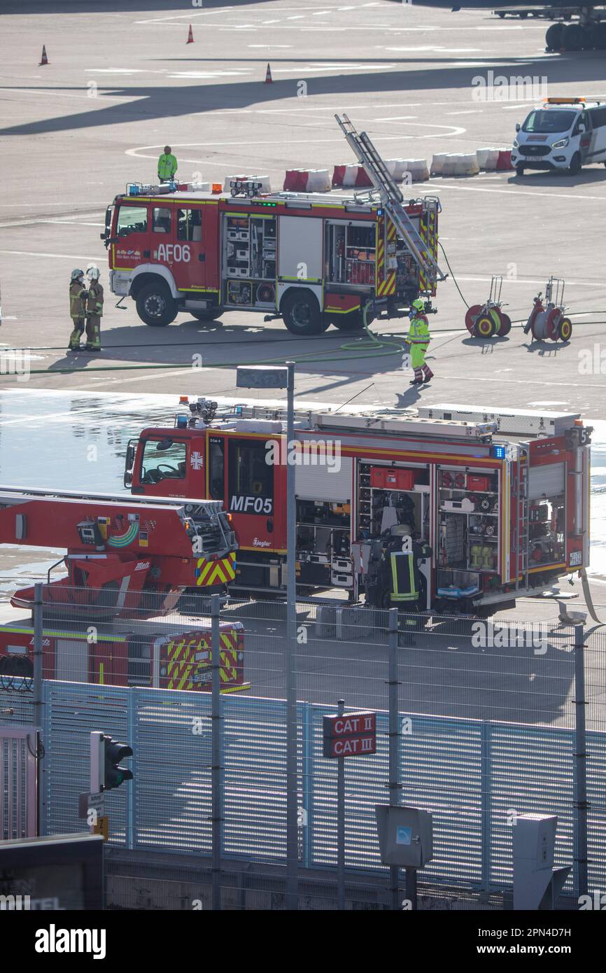 Feuerwehreinsatzfahrzeuge und Einsatzkräfte bei der Notfallübung der Werkfeuerwehr, der Feuerwehr Köln und den Hilfsorganisationen am Flughafen Köln/B Stock Photo