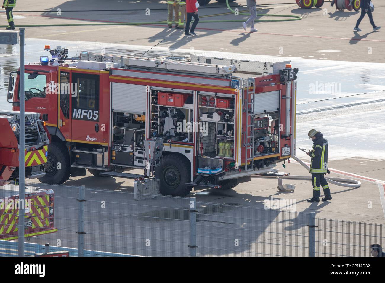 Feuerwehreinsatzfahrzeuge und Einsatzkräfte bei der Notfallübung der Werkfeuerwehr, der Feuerwehr Köln und den Hilfsorganisationen am Flughafen Köln/B Stock Photo