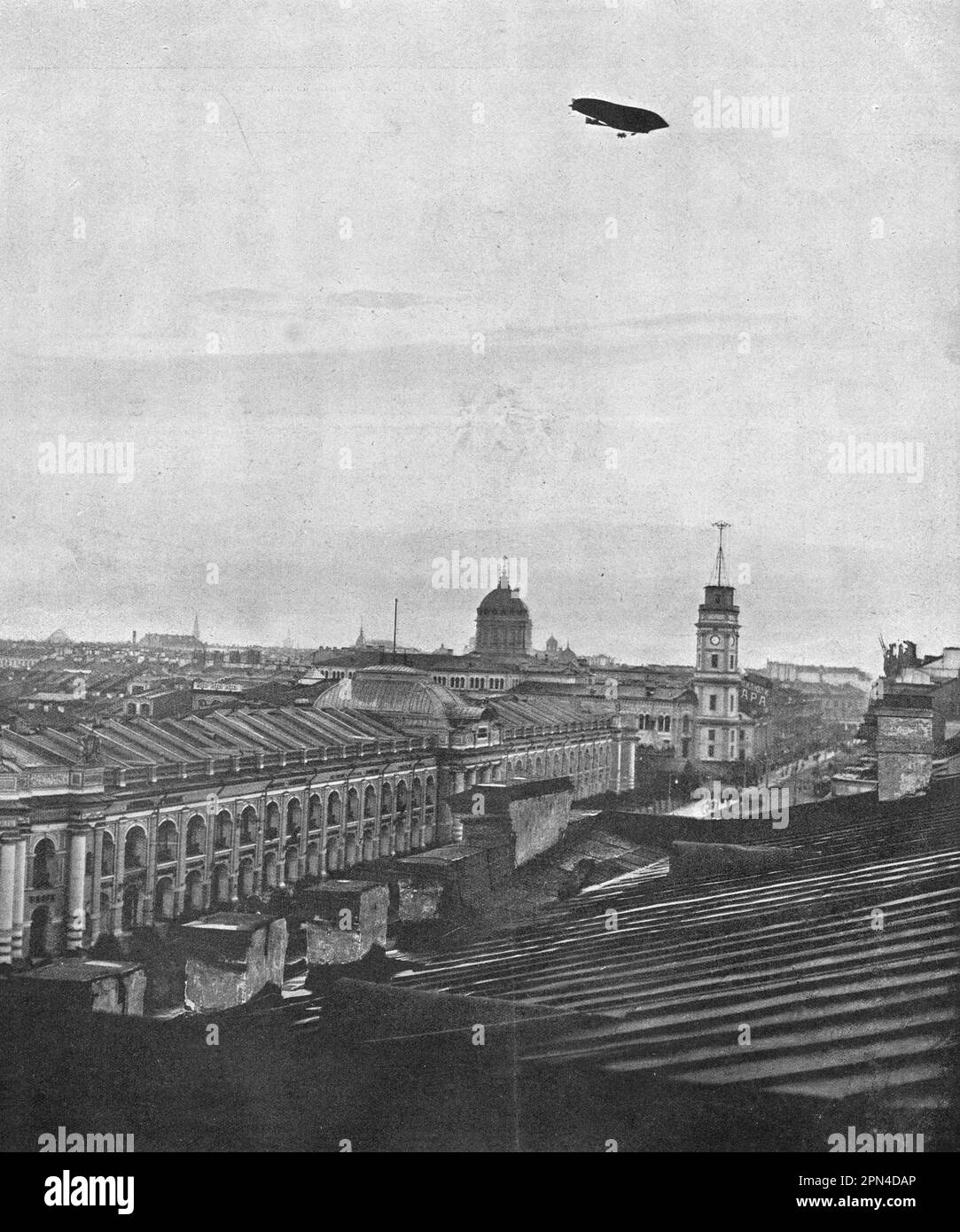Flight of the airship 'Lebed' ('Swan') over St. Petersburg. Photo from 1910. Stock Photo