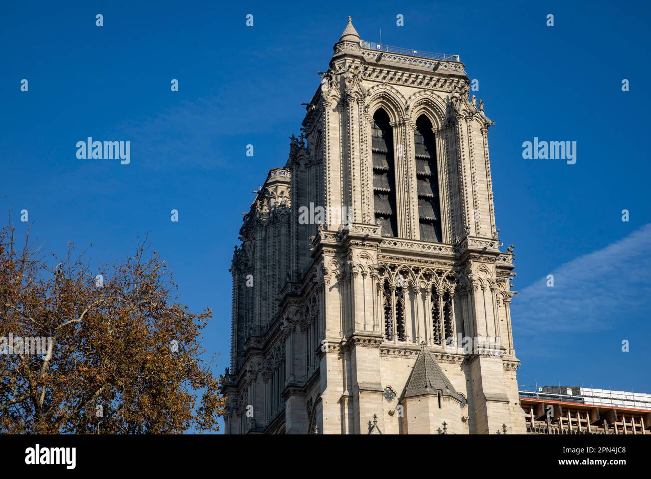 Südturm beim Besuch der Kathedrale Notre-Dame de Paris, in der am 15. April 2019 ein Großbrand entstanden war. Viele Teile des Dachstuhls verbrannten Stock Photo