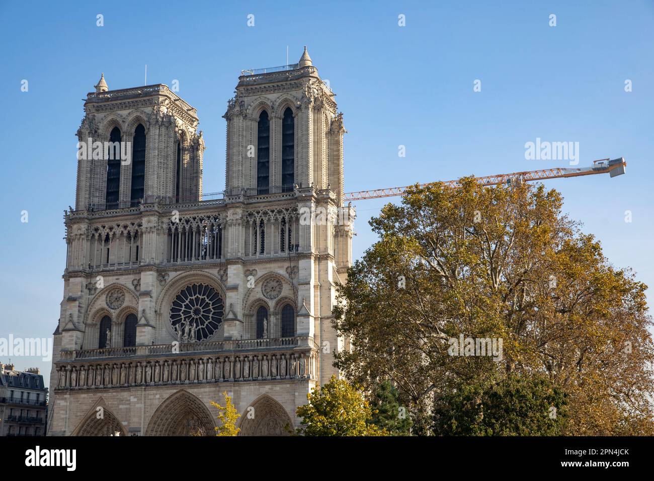 Westfassade beim Besuch der Kathedrale Notre-Dame de Paris, in der am 15. April 2019 ein Großbrand entstanden war. Viele Teile des Dachstuhls verbrann Stock Photo