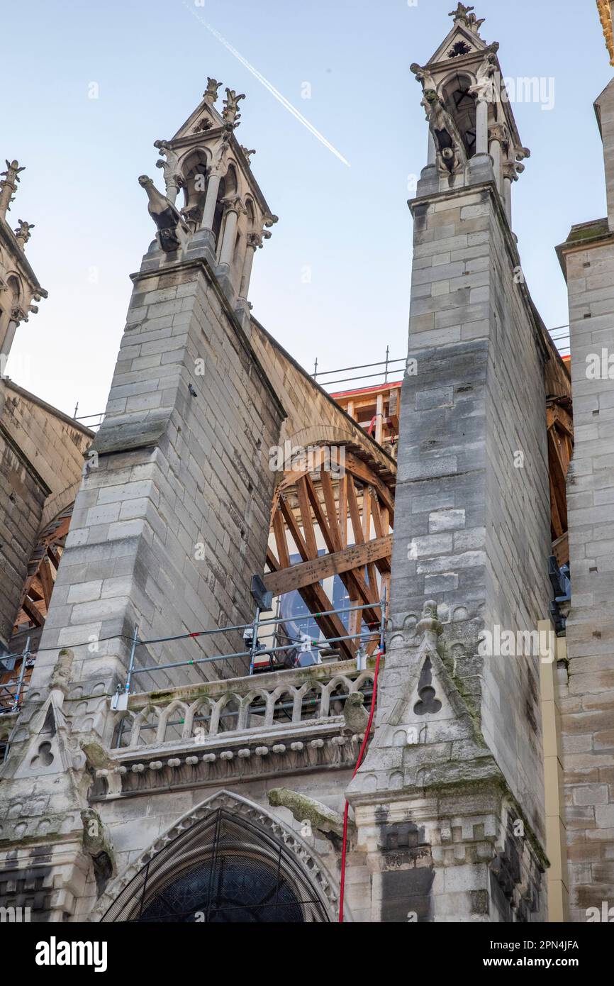 Strebebögen beim Besuch der Kathedrale Notre-Dame de Paris, in der am 15. April 2019 ein Großbrand entstanden war. Viele Teile des Dachstuhls verbrann Stock Photo
