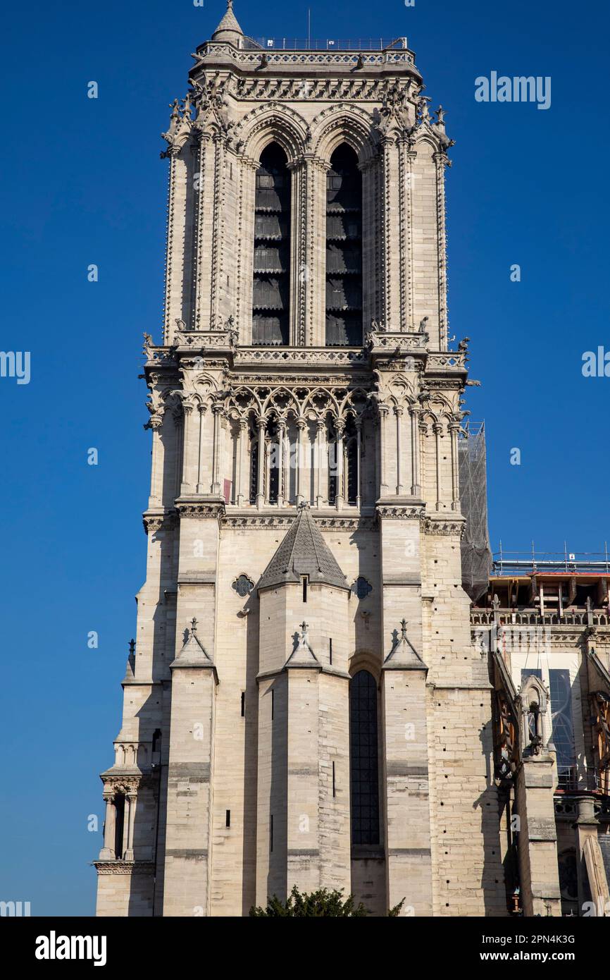 Südturm beim Besuch der Kathedrale Notre-Dame de Paris, in der am 15. April 2019 ein Großbrand entstanden war. Viele Teile des Dachstuhls verbrannten Stock Photo