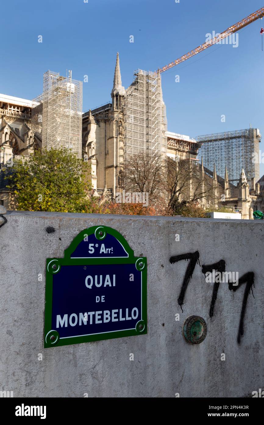Baustelle am Quai de Montebello beim Besuch der Kathedrale Notre-Dame de Paris, in der am 15. April 2019 ein Großbrand entstanden war. Viele Teile des Stock Photo