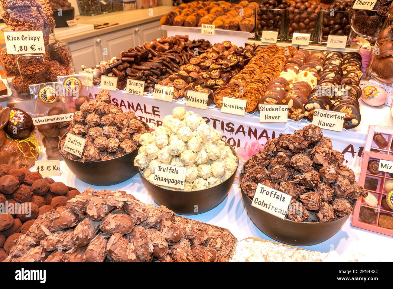 Truffels and biscuits, Pur Chocolat Artisanale Chocolatier, Walstraat, Brugge (Bruges), West Flanders Province, Flemish Region, Belgium Stock Photo