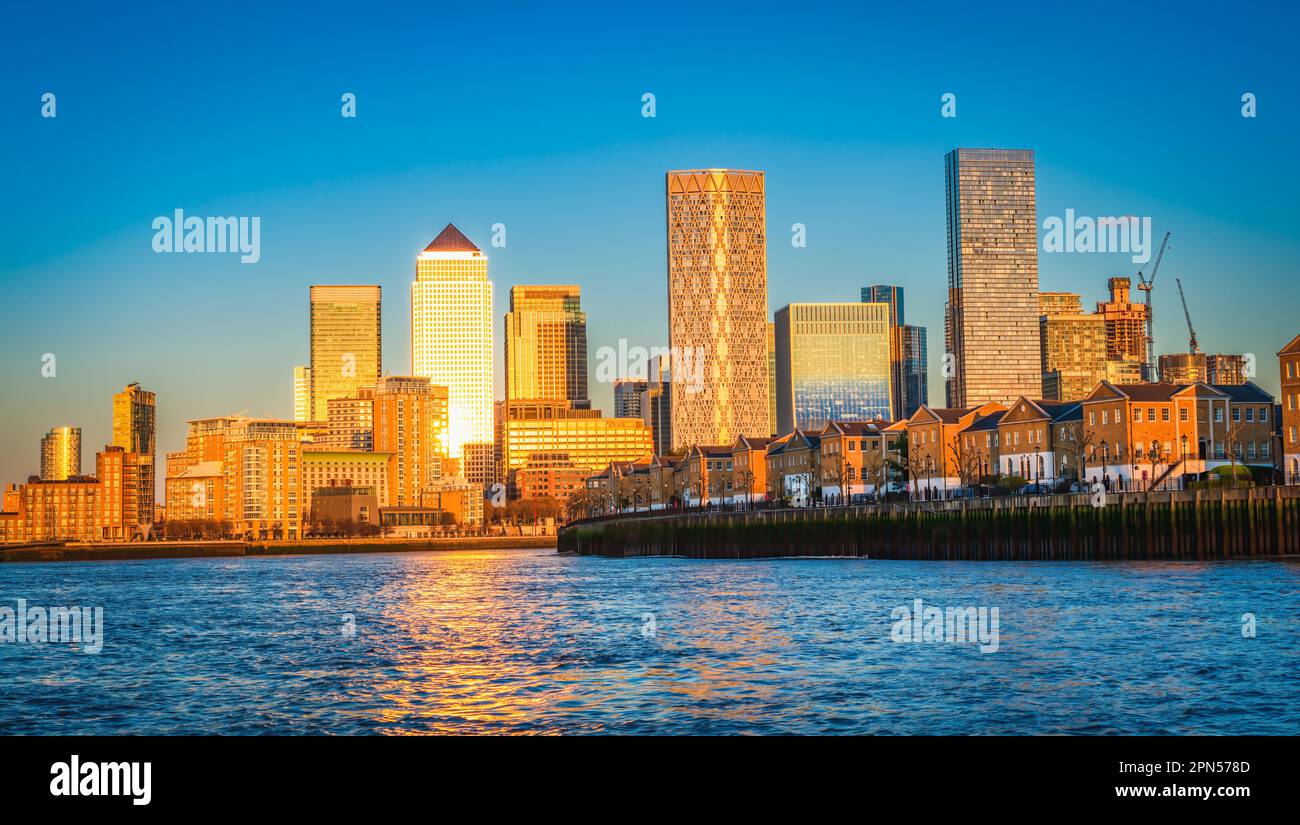 Canary wharf silhouette sunset hi-res stock photography and images - Alamy