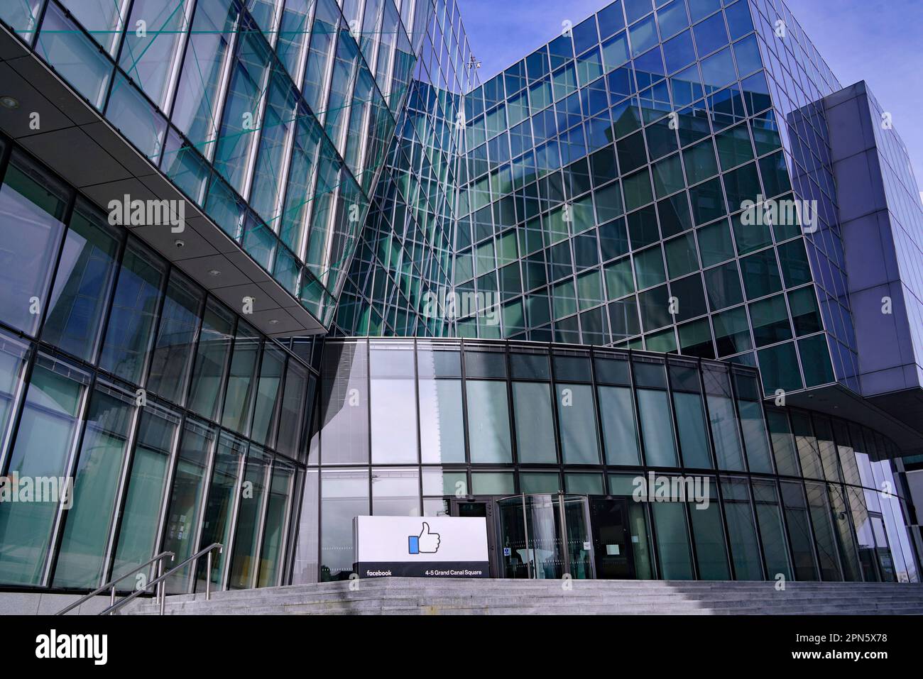 High tech business office building in Dublin Stock Photo