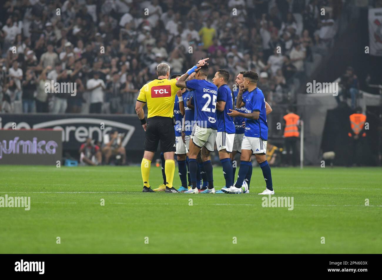 January 20, 2021: Porto Alegre (RS), 20/01/2021 - FUTEBOL/CAMPEONATO  BRASILEIRO/GREMIO/ATLETICO-MG - Rever, do Atletico Mineiro, domina a bola  sob pressao de Victor Ferraz em partida valida pela 31Ã‚Âª rodada do  Campeonato Brasileiro