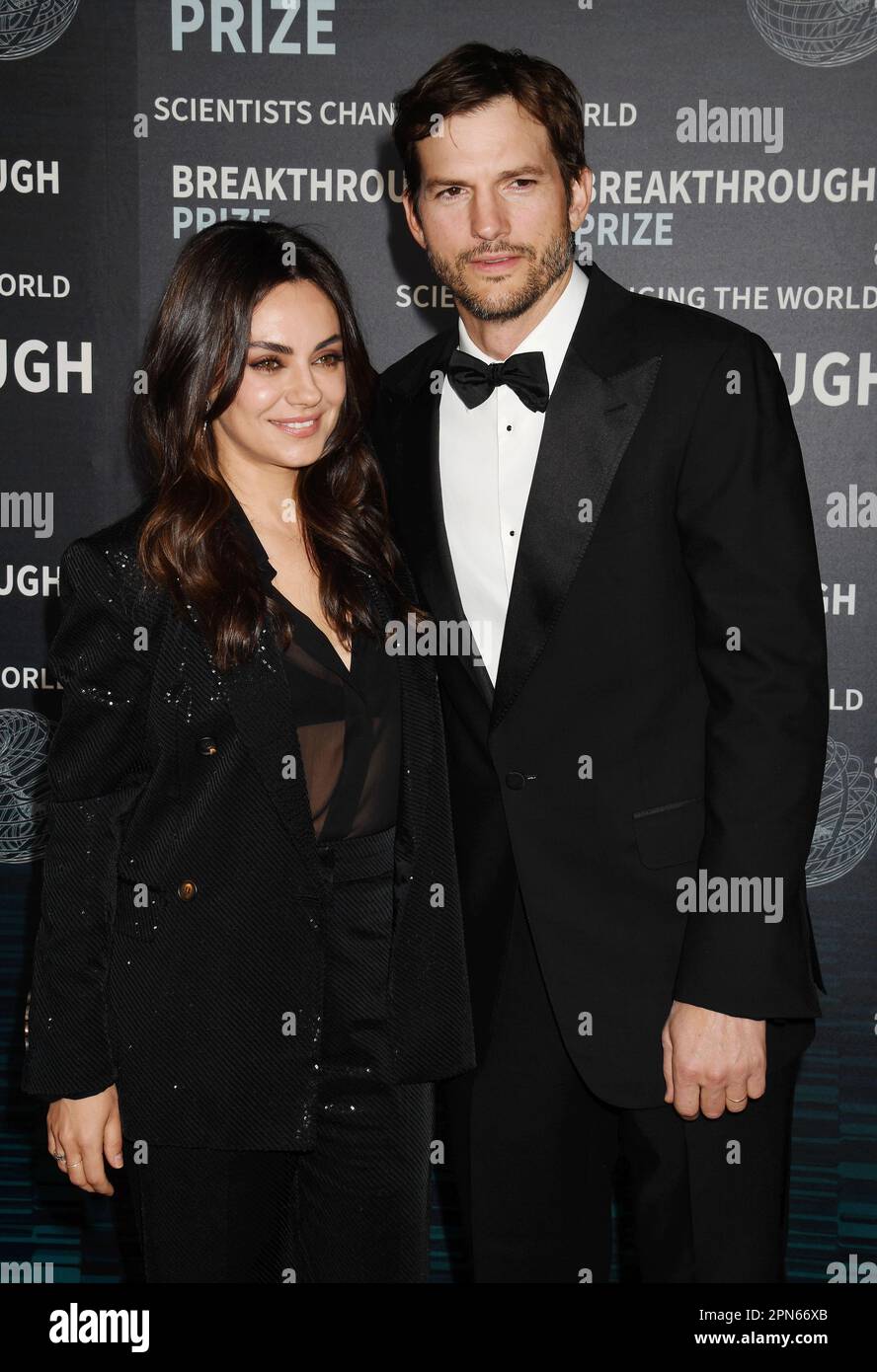 LOS ANGELES, CALIFORNIA - APRIL 15: (L-R) Mila Kunis and Ashton Kutcher attend the Ninth Breakthrough Prize Ceremony at Academy Museum of Motion Pictu Stock Photo