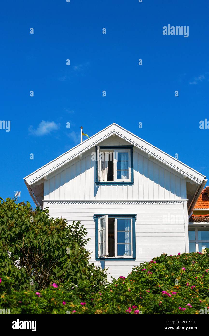 Blue and white cottage hi-res stock photography and images - Alamy