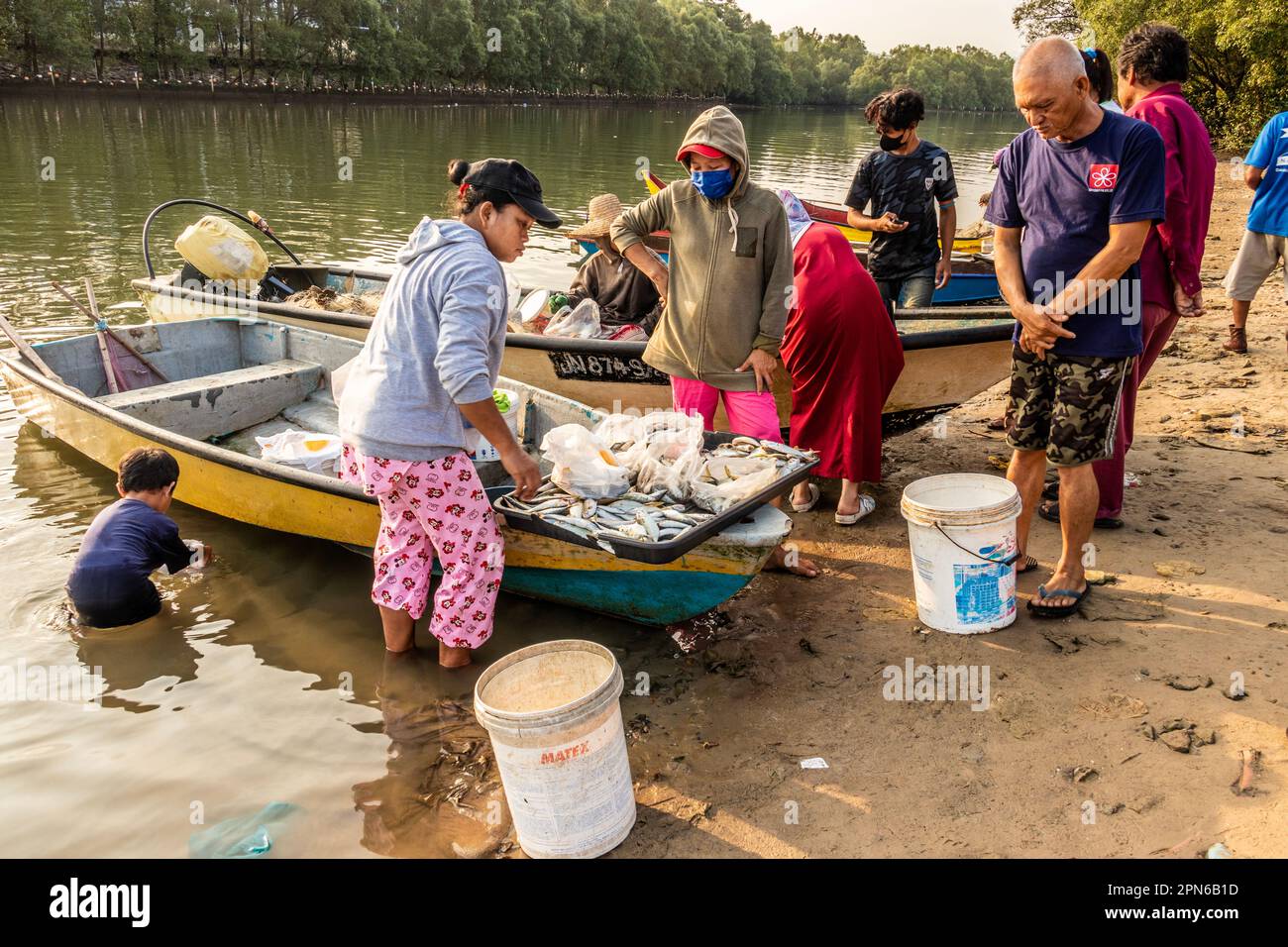 Buying and selling of fish next too Yayasan Sabah bridge Likas Bay Kota Kinabalu Sabah Borneo Malaysia Stock Photo