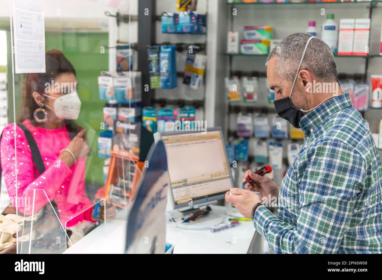 Man pharmacy counter hi-res stock photography and images - Alamy