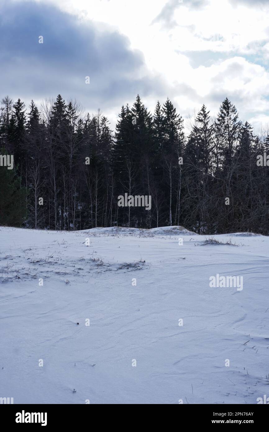 Snow covered field against sky hi-res stock photography and images - Alamy