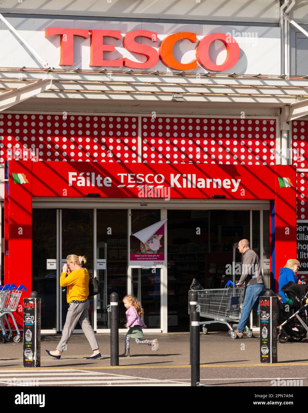 Tesco store front hi-res stock photography and images - Alamy