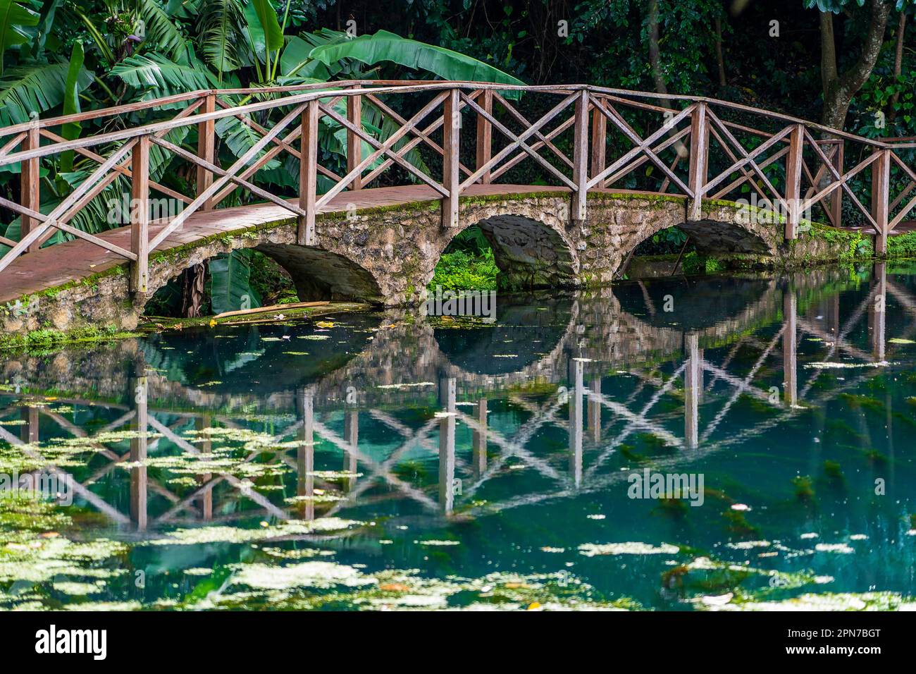 Arched bridge on lake reflection hi-res stock photography and images ...