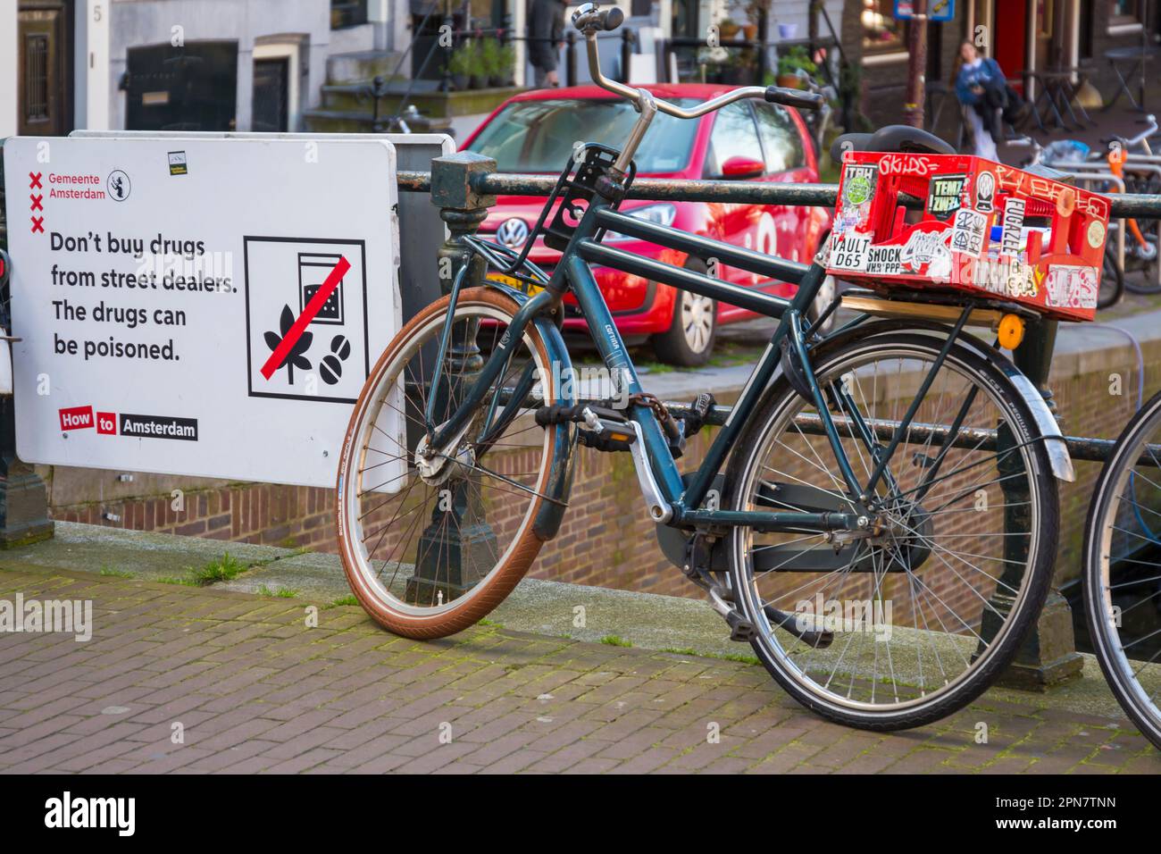 Don't buy drugs from street dealers, the drugs can be poisoned sign on bridge over canal at Amsterdam, Holland, Netherlands in April Stock Photo