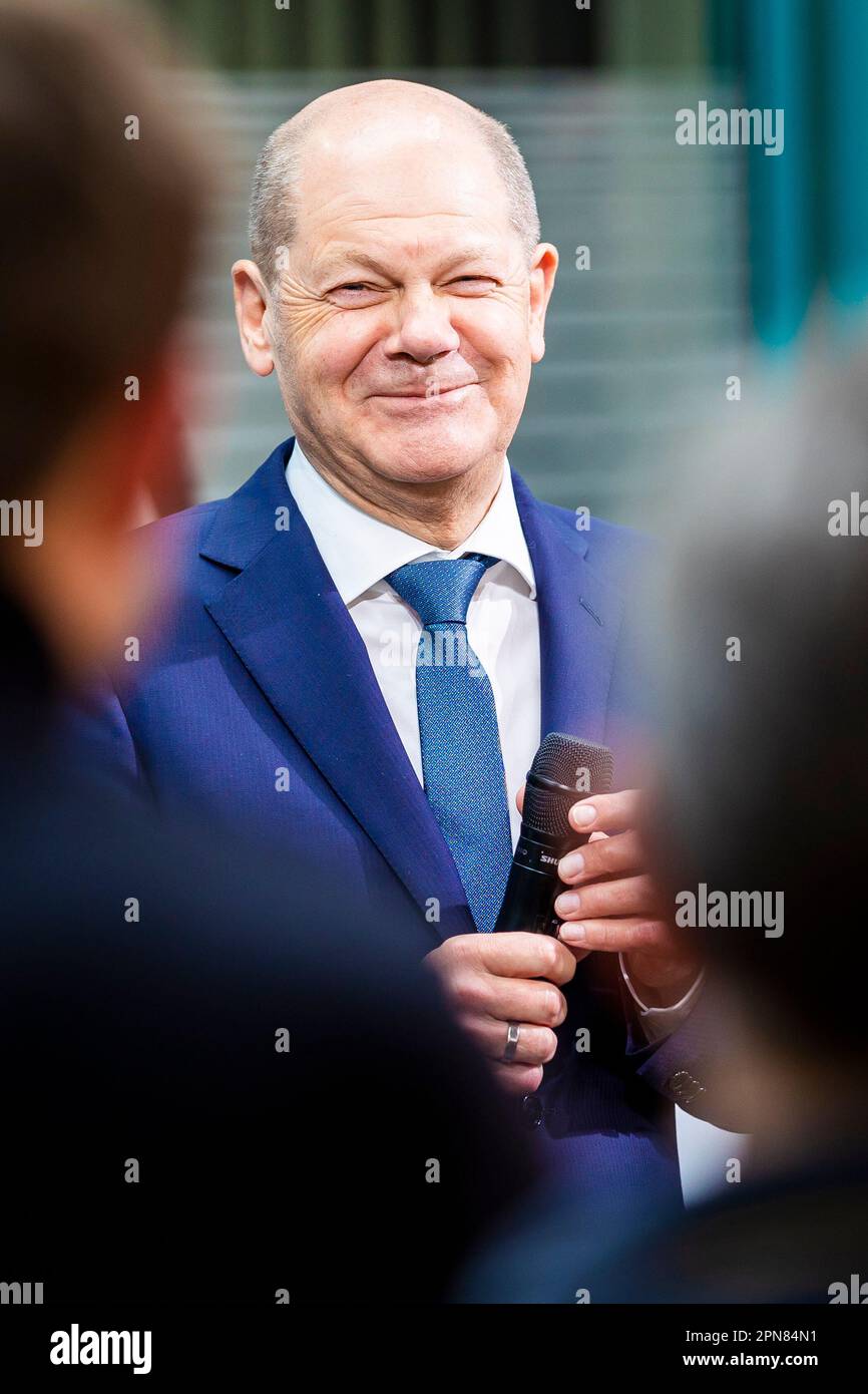 Hanover, Germany. 17th Apr, 2023. German Chancellor Olaf Scholz (SPD) talks to employees during his visit from the Continental plant. Credit: Moritz Frankenberg/dpa/Alamy Live News Stock Photo