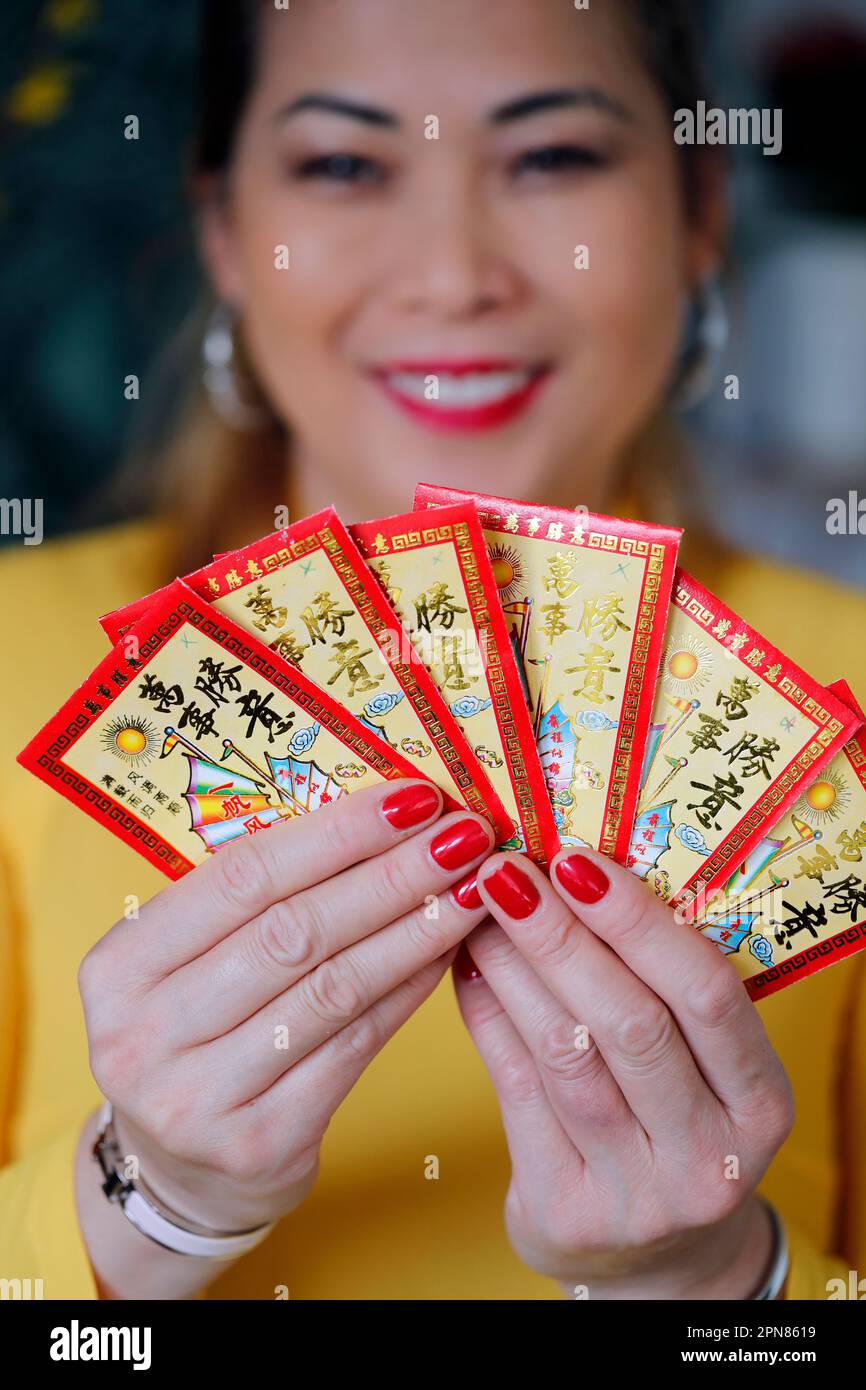 giving hongbao during chinese new year