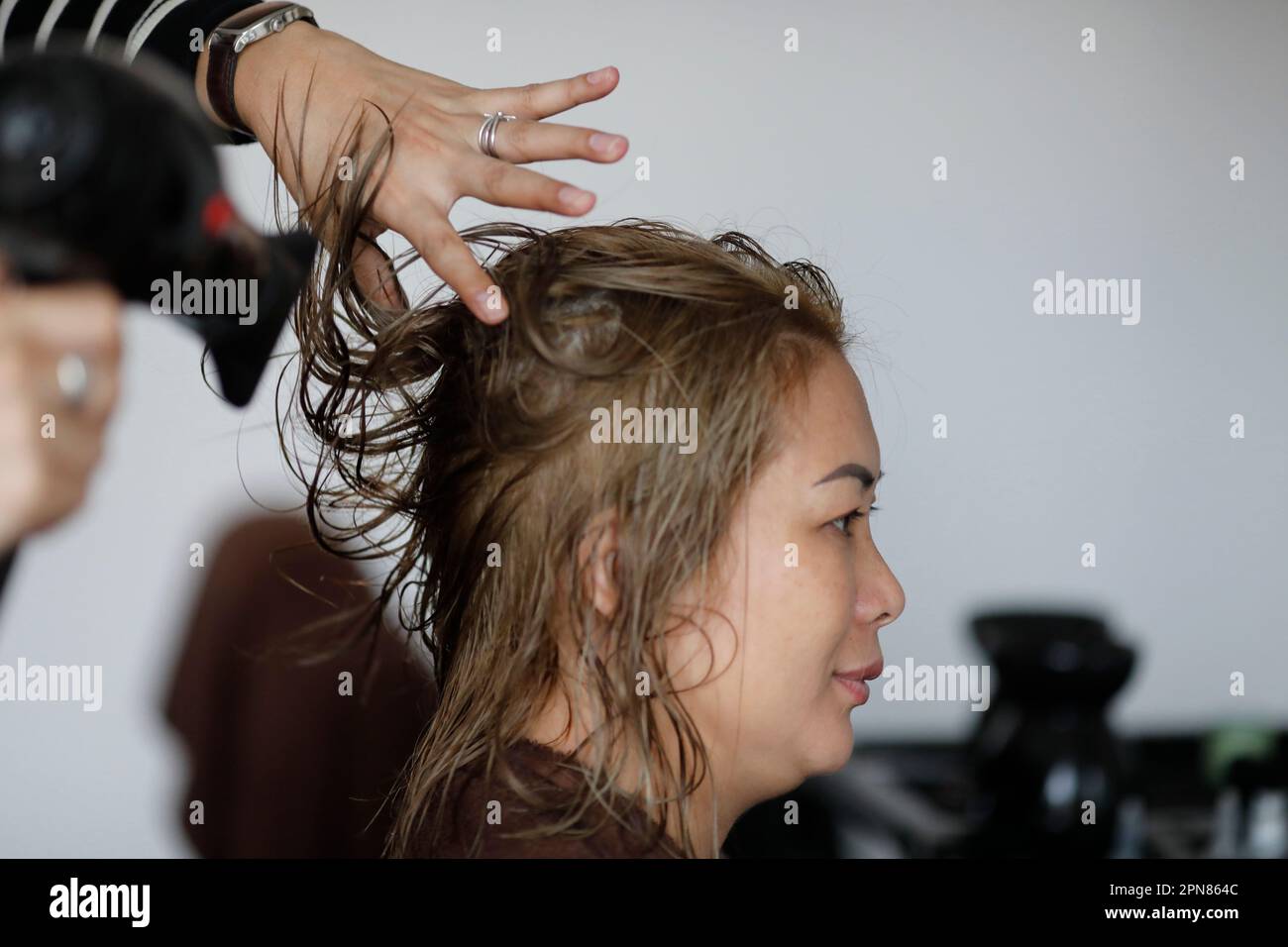 India hair dresser hi-res stock photography and images - Alamy