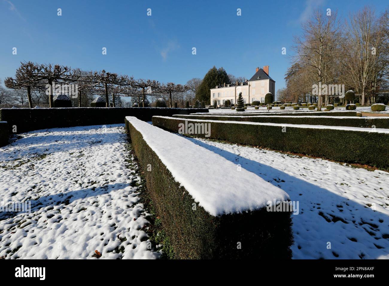France snow garden house hi-res stock photography and images - Alamy
