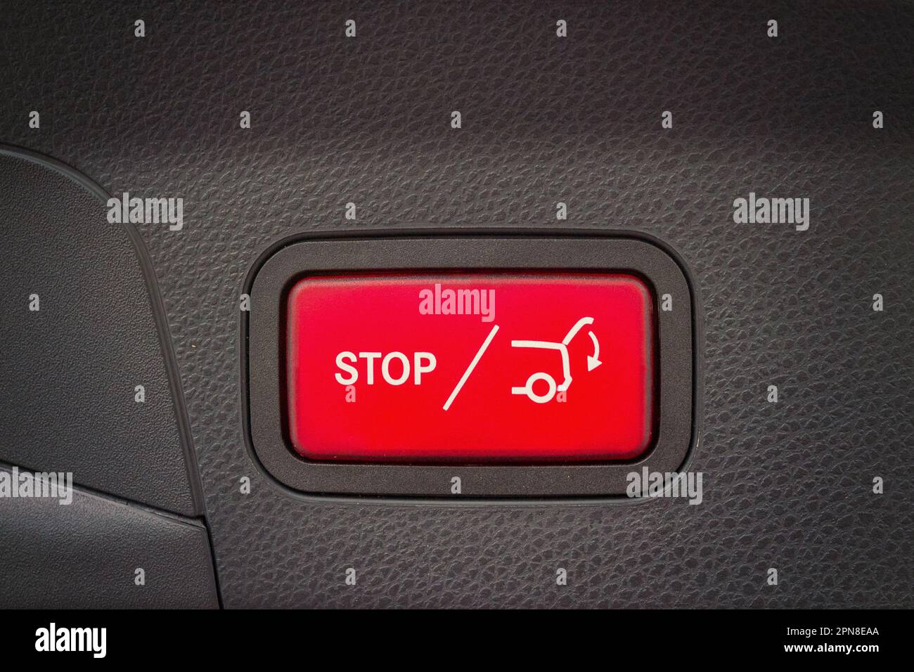 Automatic electric opening and closing of luggage compartment door
