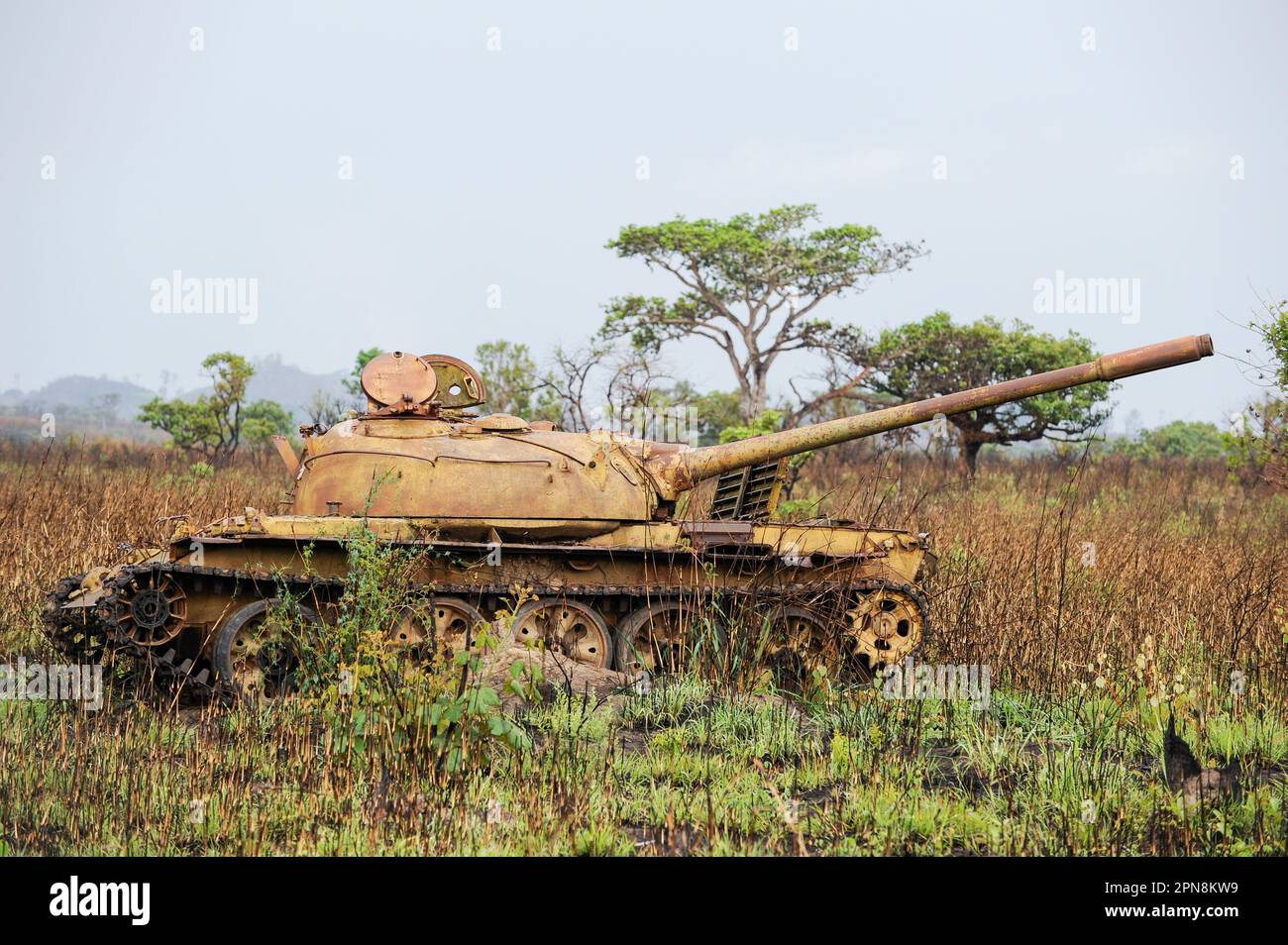 ANGOLA, Kwanza Sul, wreck of old soviet russian battle tank T-54 from civil war between MPLA and UNITA near Quibala, some areas still have land mines and make agriculture impossible / ANGOLA, Wrack eines sowjetischen Panzer T-54 aus dem Buergerkrieg 1975 - 2002 zwischen MPLA und UNITA bei Quibala, einige Landstriche sind immer noch vermint und lassen keine Landwirtschaft zu Stock Photo