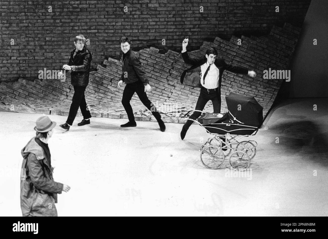 the baby stoning scene - l-r: Gary Oldman (Mike - front), Mark Wingett (Fred), Gary Olsen (Pete), Gerard Horan (Barry) in SAVED by Edward Bond at the Royal Court Theatre, London SW1  1984  set design: Peter Hartwell  costumes: Jennifer Cook  lighting: Andy Phillips  director: Danny Boyle Stock Photo