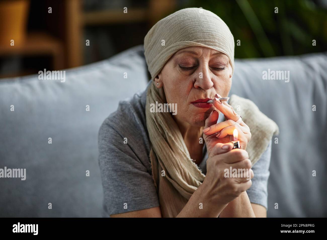 mature women smoking cigarettes Mature woman smoking cigarette hi-res stock photography and images - Page 2