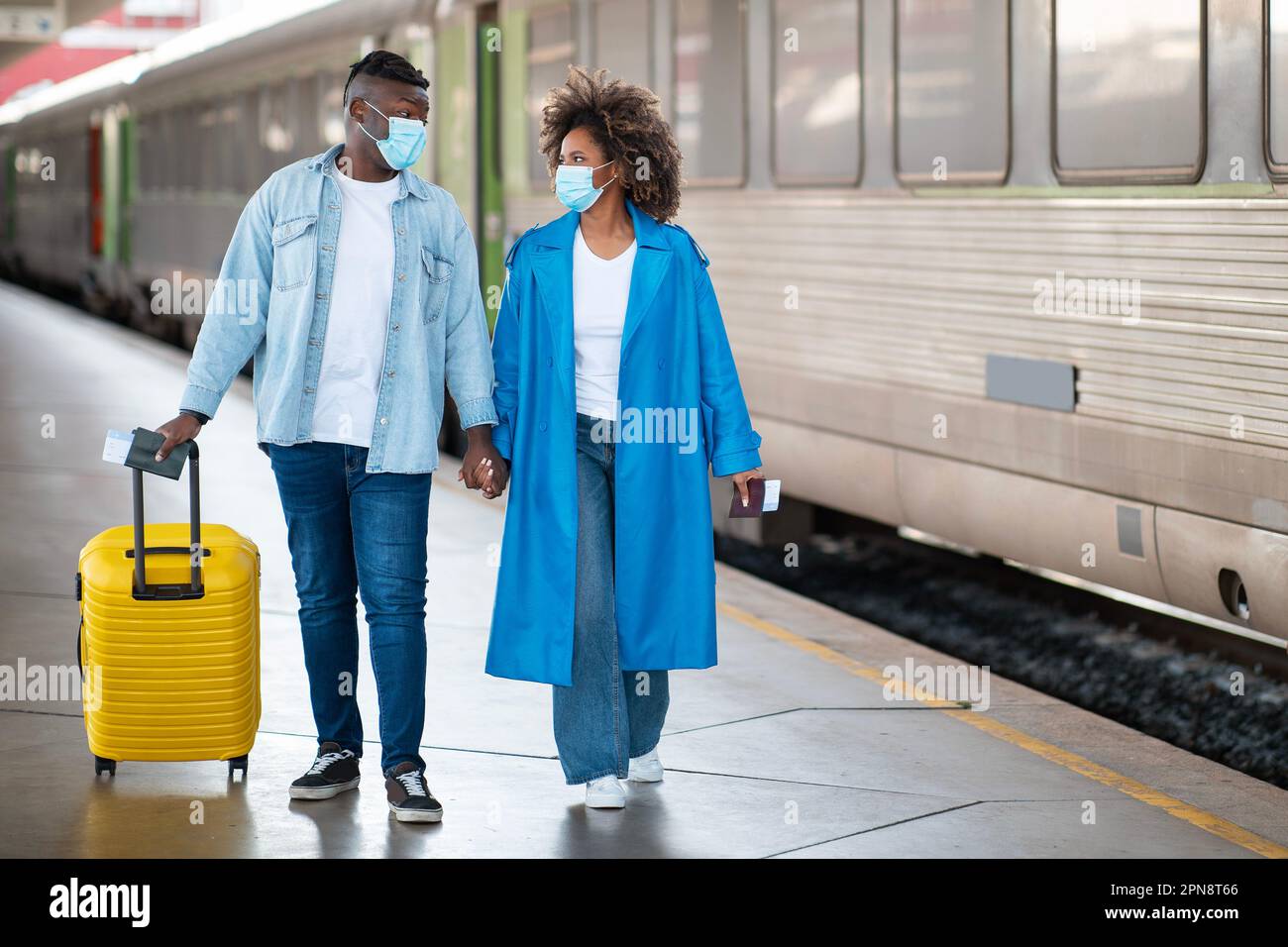 Black family wearing masks walking hi-res stock photography and images ...