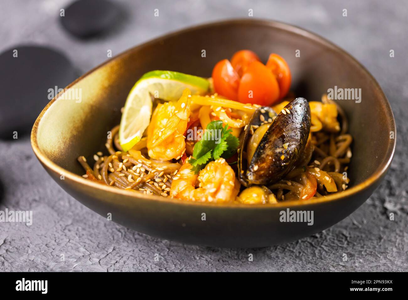 Udon stirfry noodles with mussels and shrimp. Asian cuisine Stock Photo Alamy