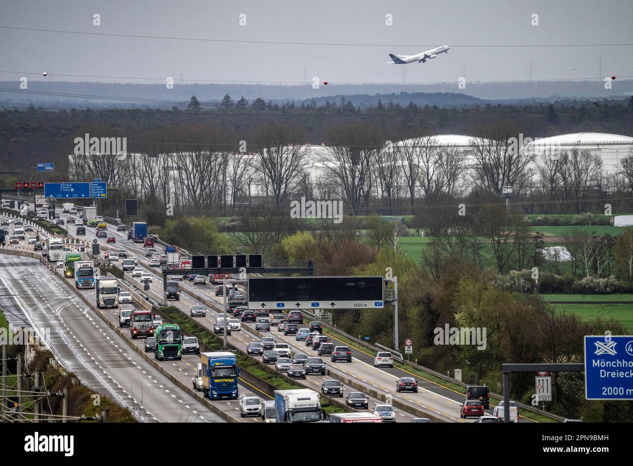 A3 motorway near Flörsheim, before the Mönchhof motorway junction, narrowing of the lanes due to a construction site, aircraft taking off on the west Stock Photo