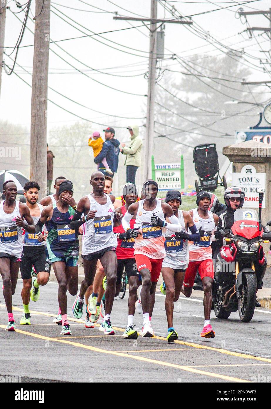 Boston, Massachusetts, USA. 17th Apr, 2023. The elite male division of the Boston Marathon pass through the 4th mile mark in Ashland, Massachussetts. World record holder ELUID KIPCHOGE leads the pack only to win in 6th place and falling behind 1st place EVANS CHEBET at the Newton Hills section of the race. (Credit Image: © Bianca Otero/ZUMA Press Wire) EDITORIAL USAGE ONLY! Not for Commercial USAGE! Credit: ZUMA Press, Inc./Alamy Live News Stock Photo
