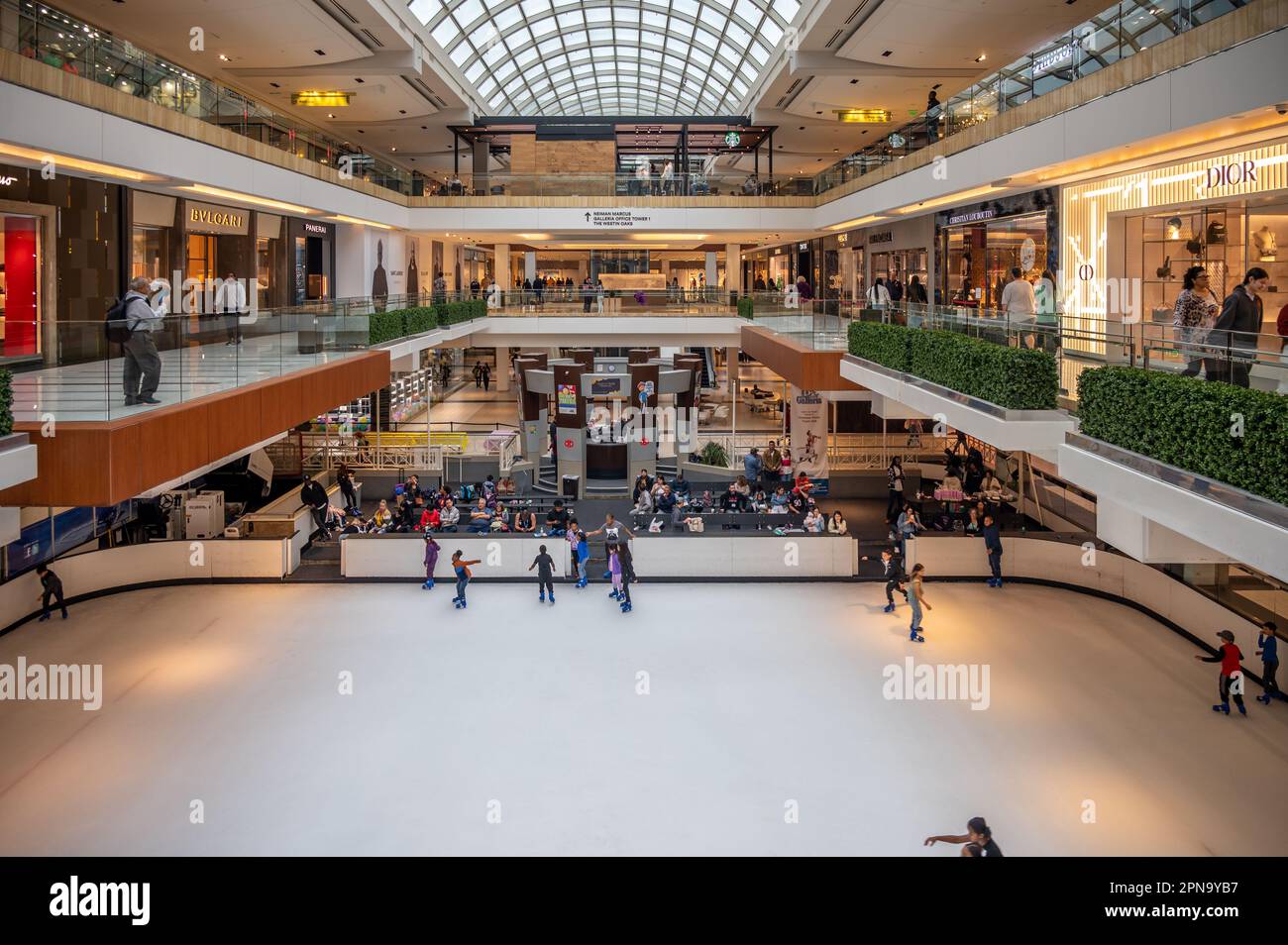 HOUSTON TX SKATING RINK IN THE GALLERIA SHOPPING MALL Stock Photo - Alamy