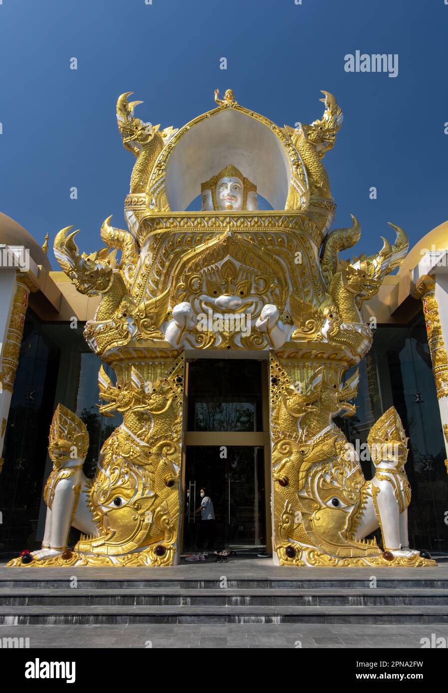 Ornate portal at Wat Pho Thong Buddhist temple, Bangkok, Thailand Stock Photo