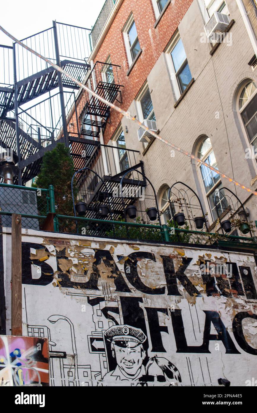 早割シーズン券 USA. NY, York, New 14th at mural Flag Black 2023. Apr, Western Music