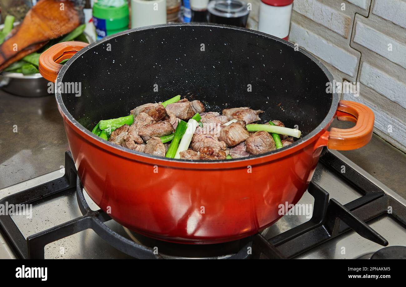 Sliced red onions pot hi-res stock photography and images - Alamy