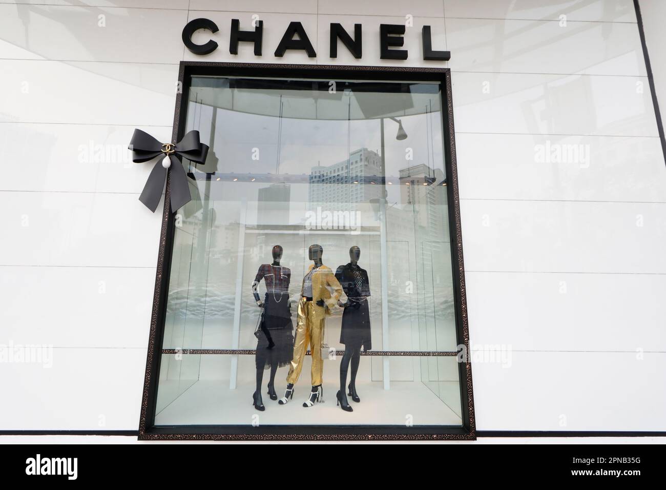 Chanel Boutique - 100 visitors