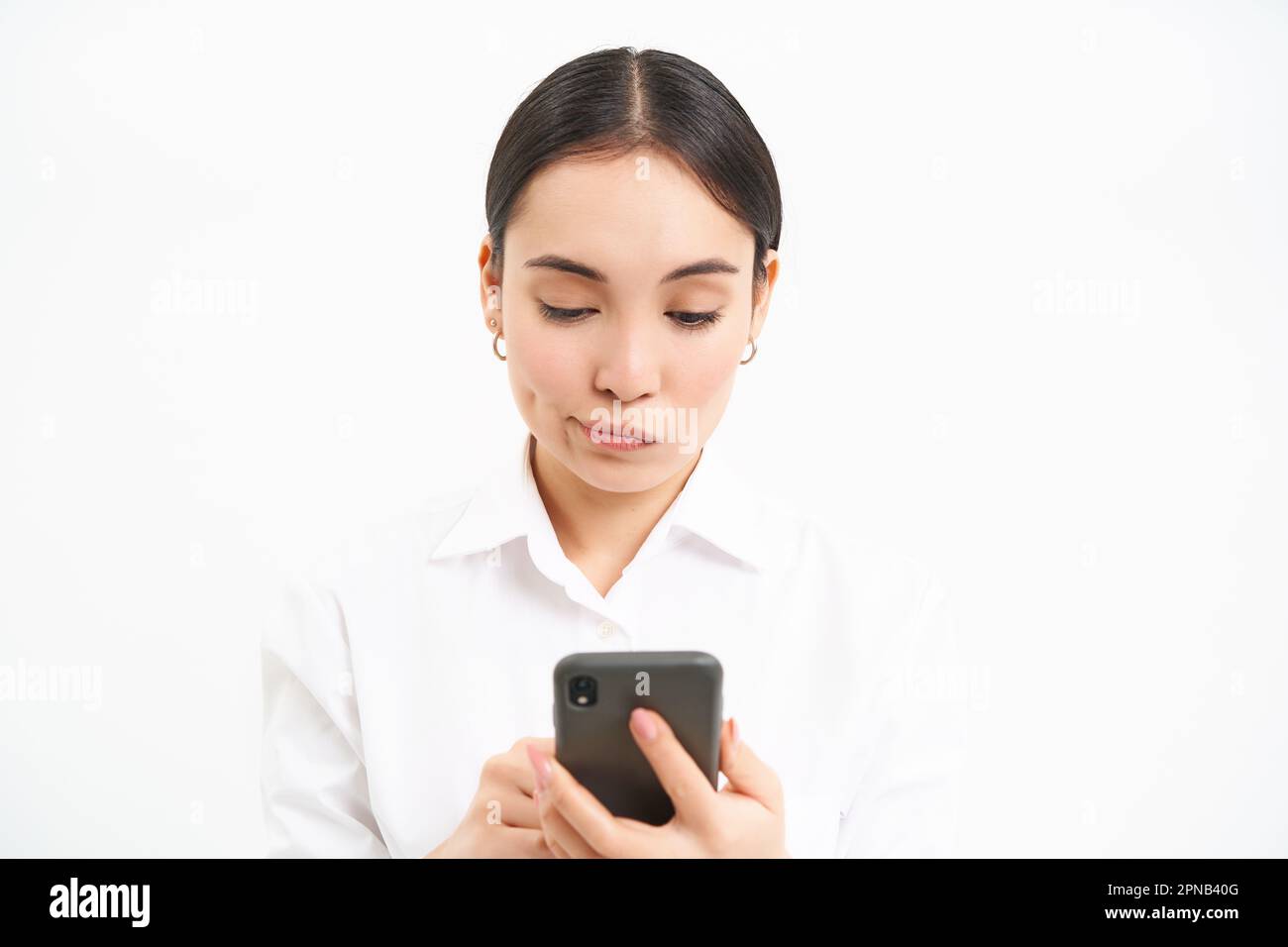 Portrait of korean businesswoman with worried face, reading message on