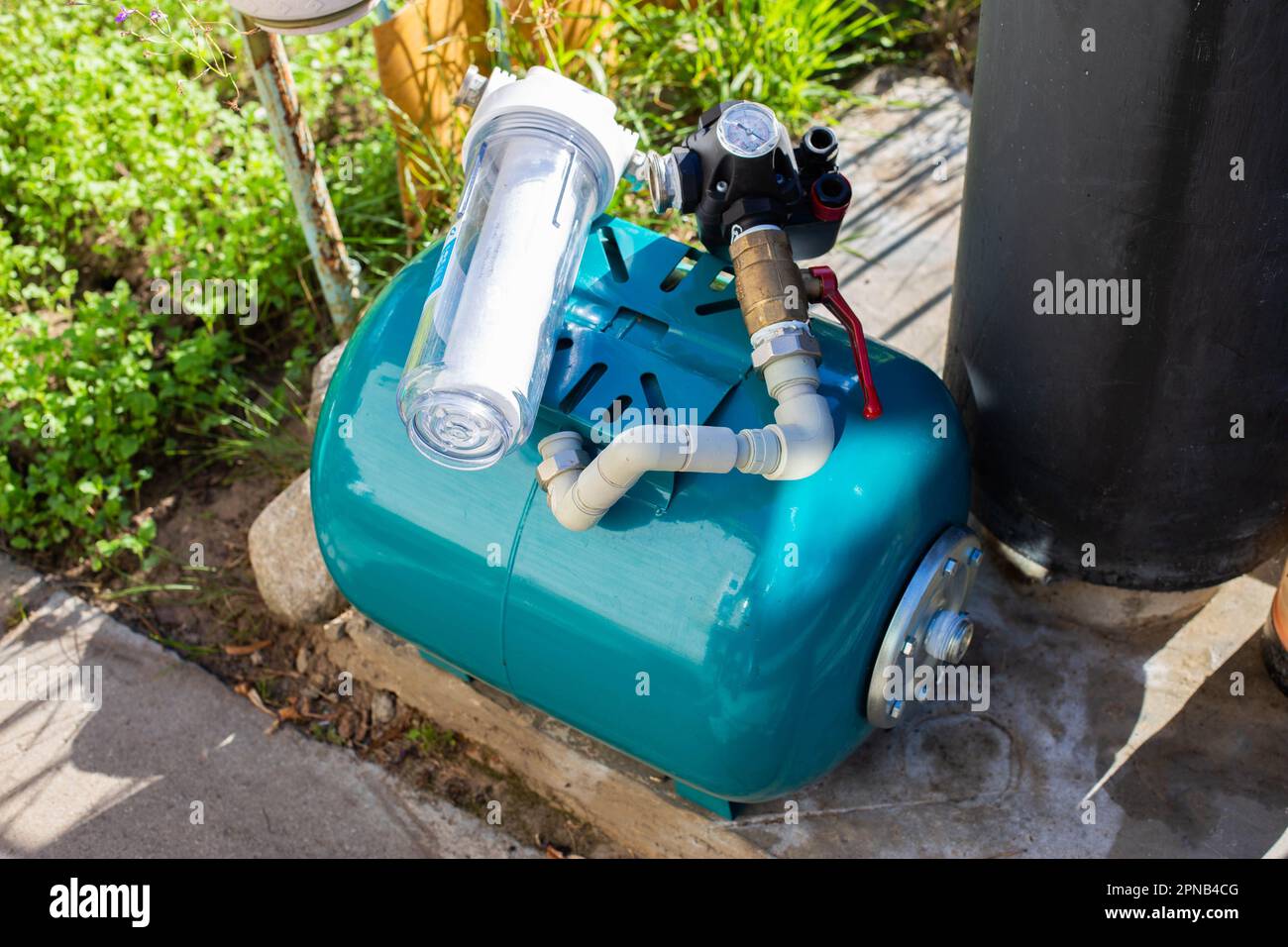 Water supply system with a hydraulic tank and a cleaning filter from a