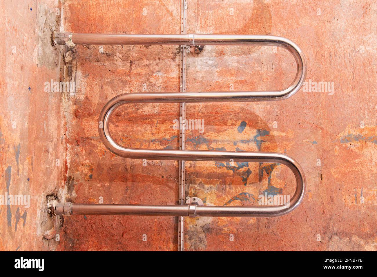 Primer betonokontakt on the walls and heated towel rail in the bathroom