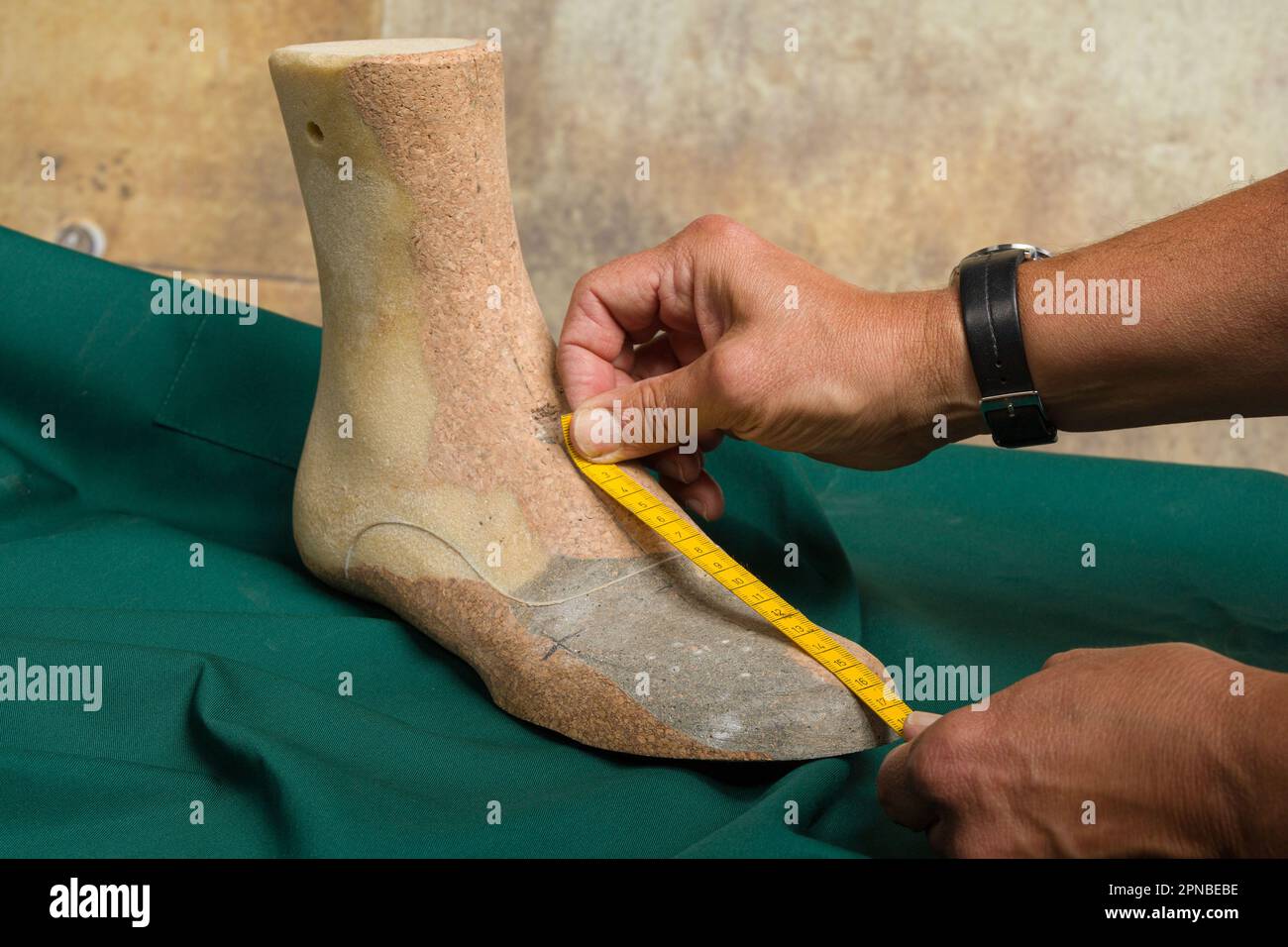 Shoemaker, mains tenant avec semelle colle et semi-finis chaussure avec  semelle cousue, Kainisch, Styrie, Autriche Photo Stock - Alamy