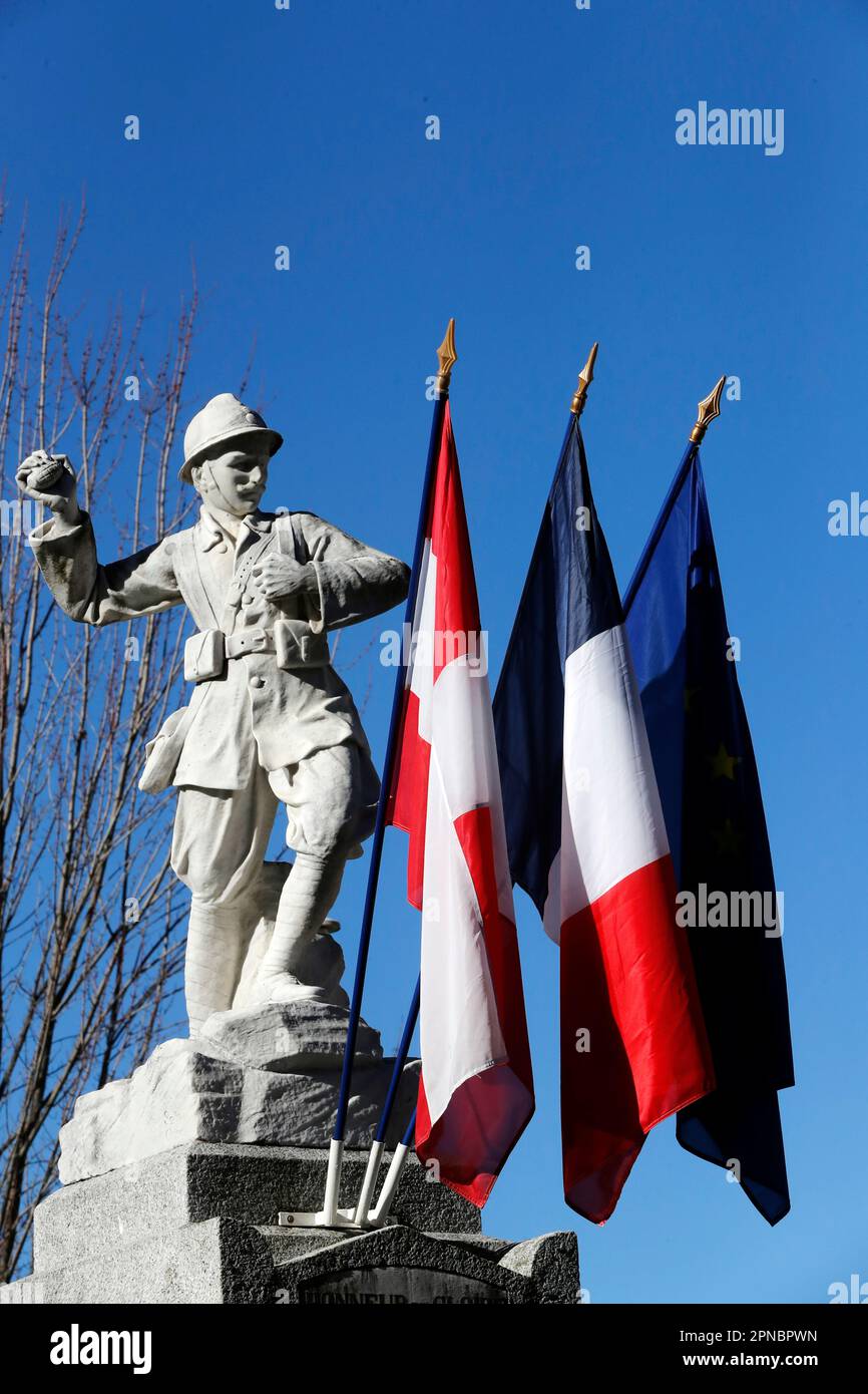 War memorial statue with European, French et Savoie flags.   French commemoration of the armistice day november 11 1918, end of the first world war. S Stock Photo
