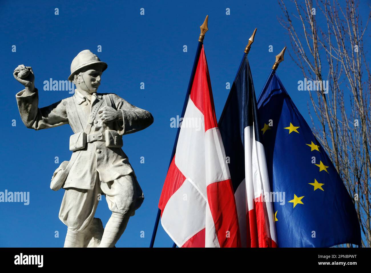 War memorial statue with European, French et Savoie flags.   French commemoration of the armistice day november 11 1918, end of the first world war. S Stock Photo