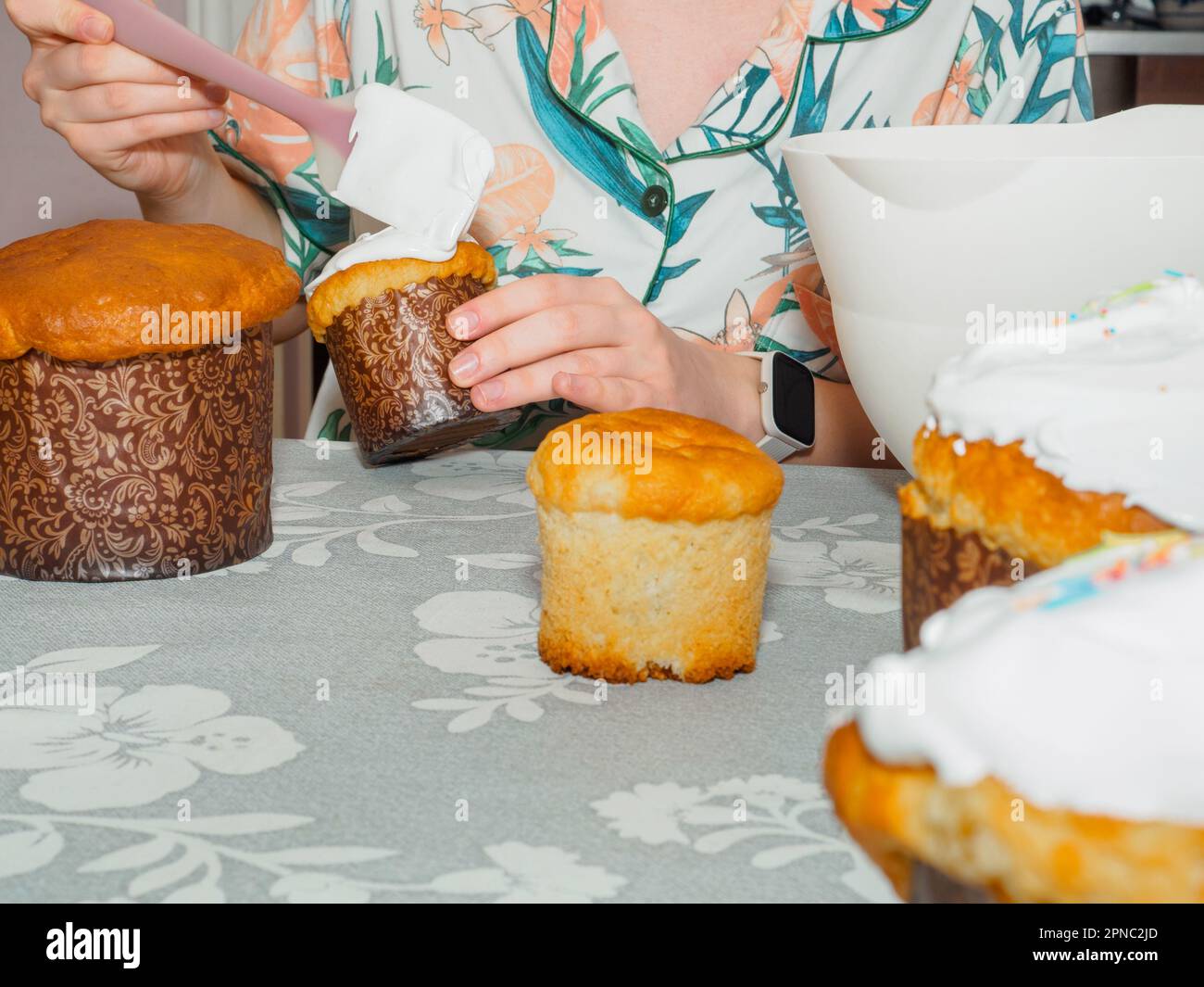 Cake stand with cake spatula Cut Out Stock Images & Pictures - Alamy