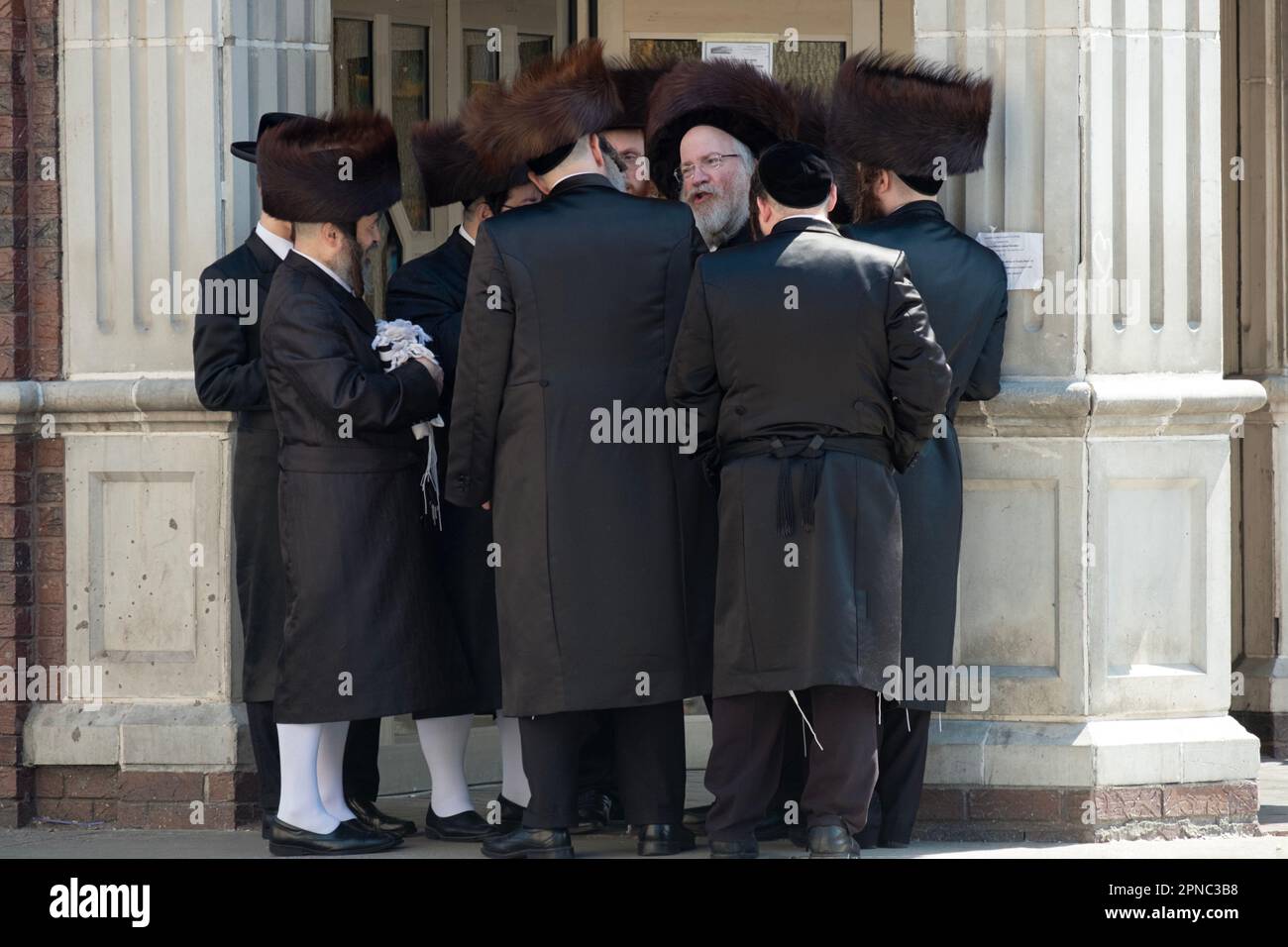 Wearing jewish hats hi-res stock photography and images - Alamy
