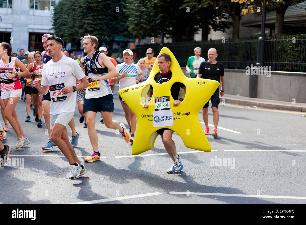 Phillip Chamberlain, on his official record breaking attempt dressed as a Star,  in the 2022 London Marathon Stock Photo