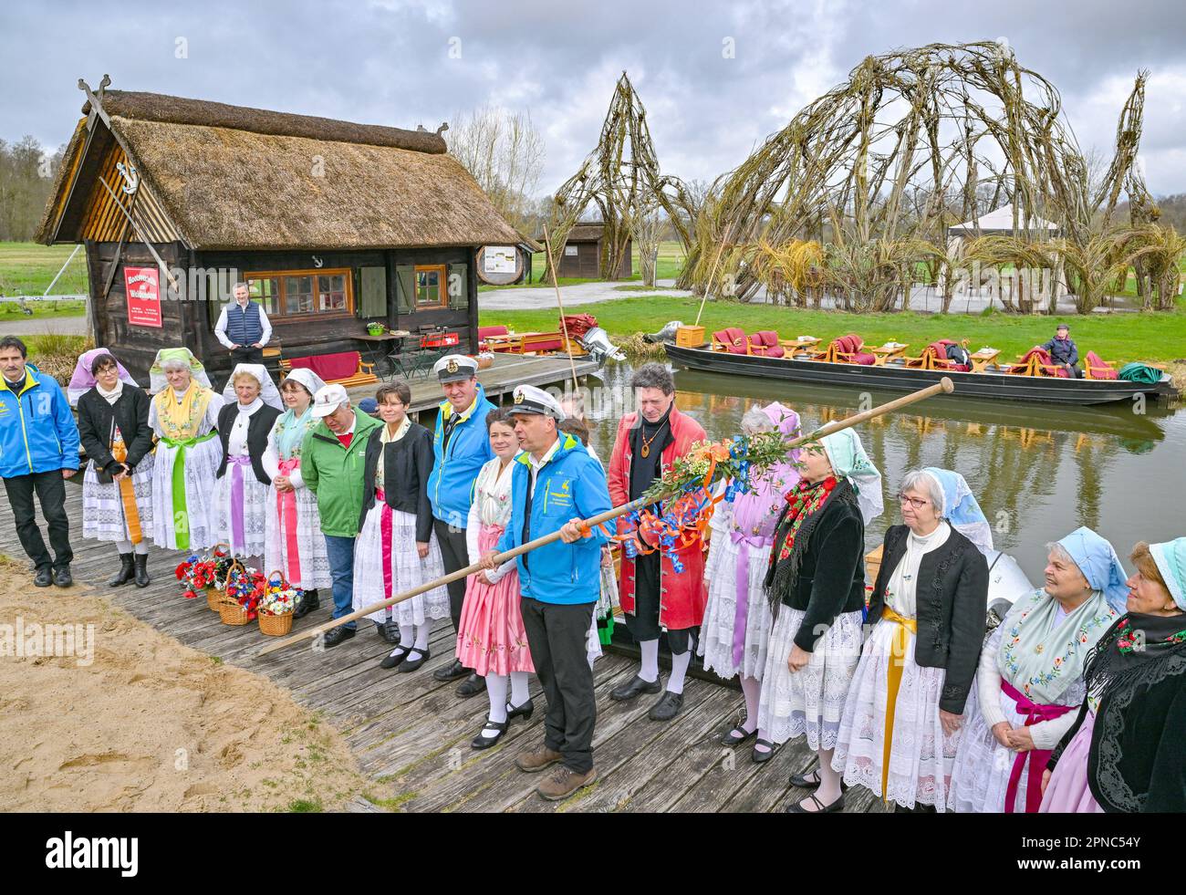01 April 2023, Brandenburg, Schlepzig: Women in Sorbian-Wendish festive costumes and bargemen take part in the season opening at the harbor at the Weidendom in the Spreewald village of Schlepzig. At the opening of the season, the pack (wooden pole for moving the barge) is ceremoniously handed over to a bargeman. At the same time, the traditional opening of the season with the handing over of the pack took place in several places in the Spreewald. Photo: Patrick Pleul/dpa Stock Photo