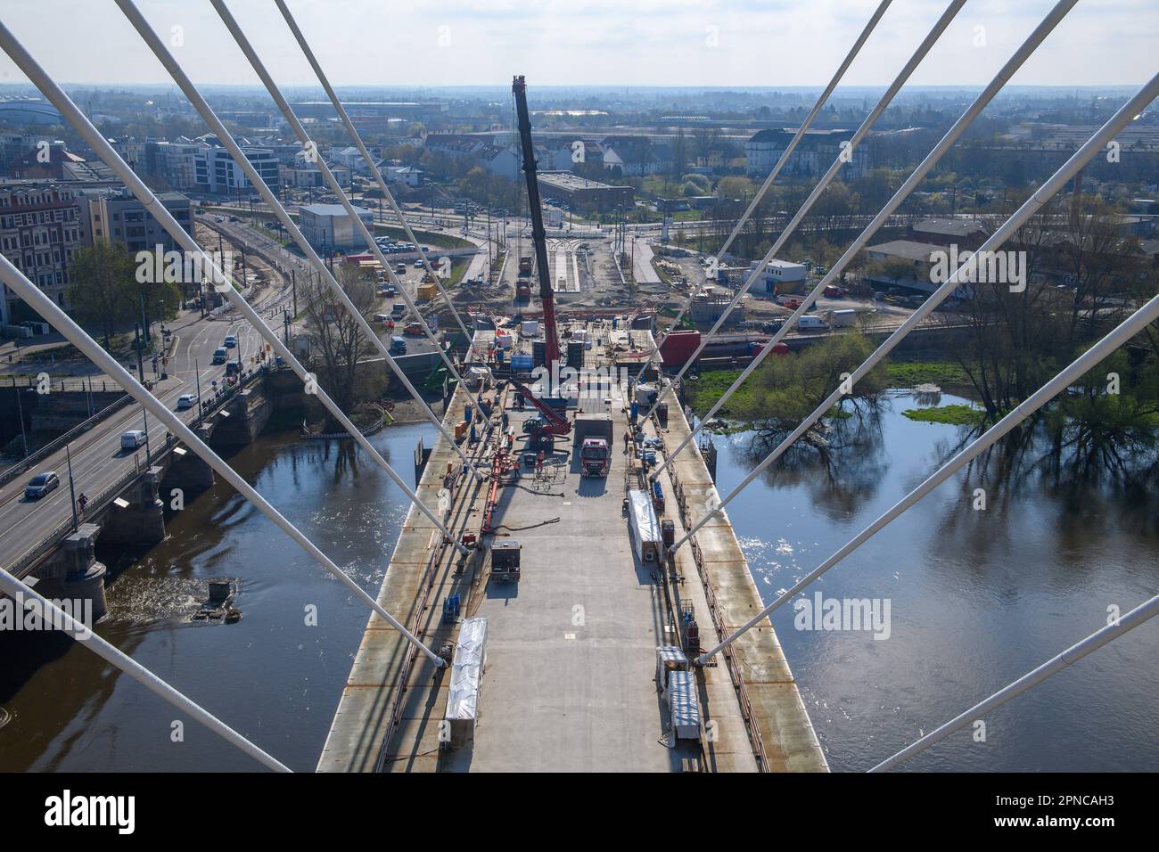 Magdeburg, Germany. 18th Apr, 2023. A crane stands on the KaiserOtto