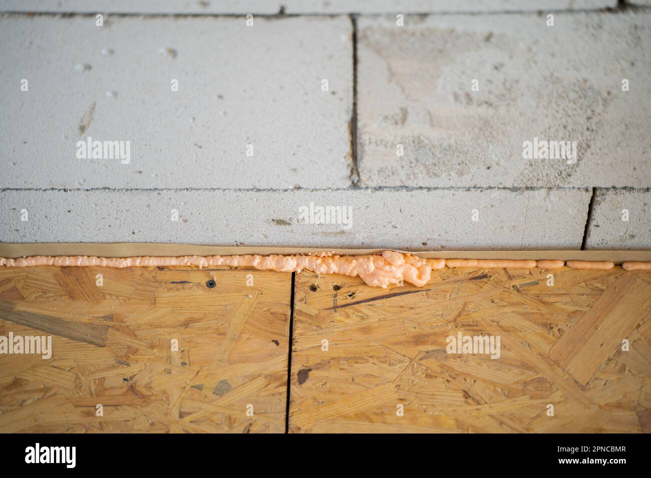 The gap between the OSB slab floor and the aerated concrete wall is