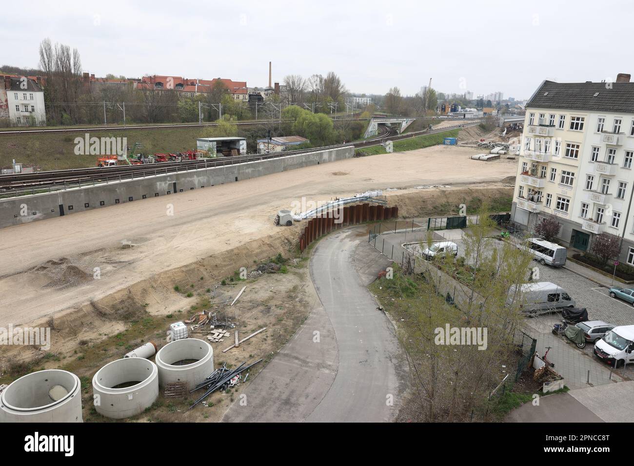 Berlin, Germany. 18th Apr, 2023. View of the A100 freeway construction site at the corner of Elsenstrasse/Am Treptower Park. Credit: Jörg Carstensen/dpa/Alamy Live News Stock Photo